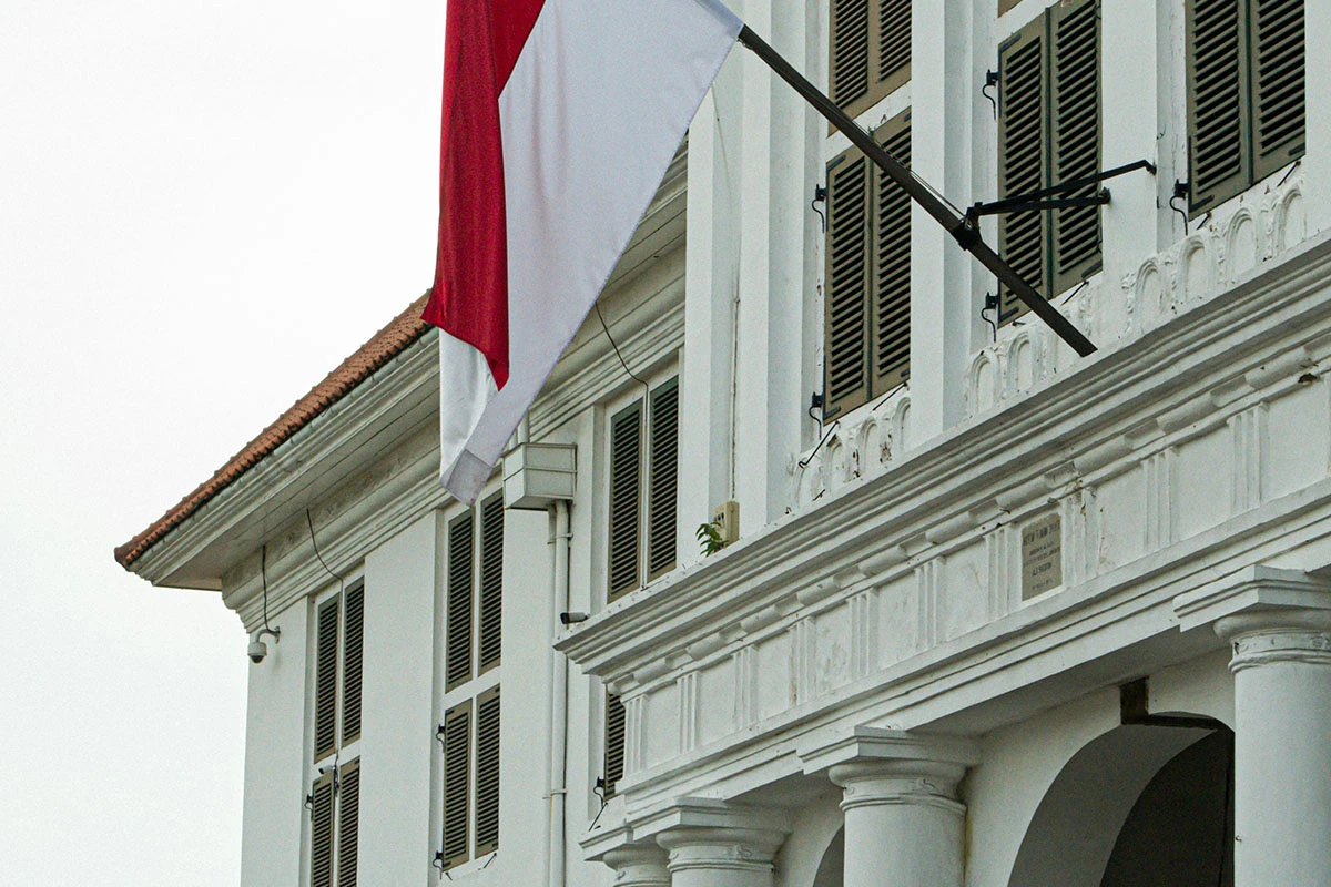 Bendera merah putih di Gedung Merdeka
