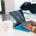 Laptop berwarna biru menggunakan Microsoft Windows
