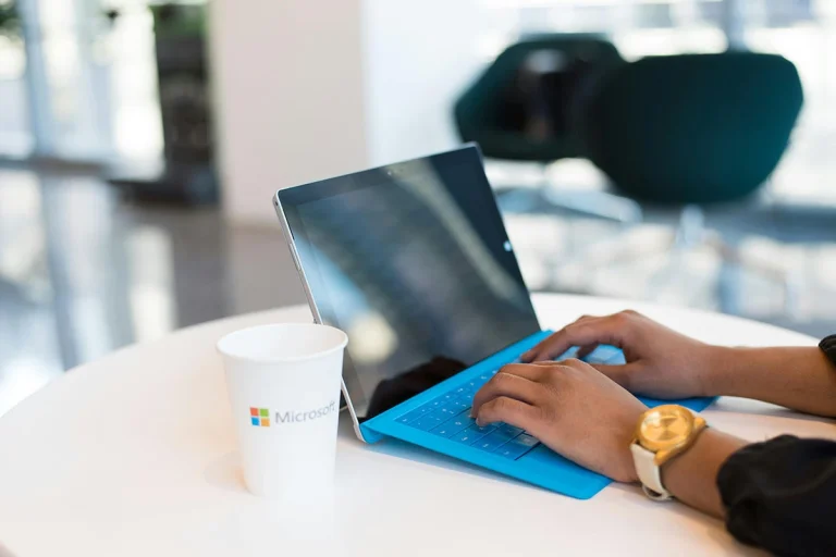 Laptop berwarna biru menggunakan Microsoft Windows