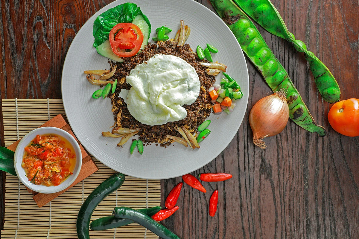 Nasi goreng petai di atas meja