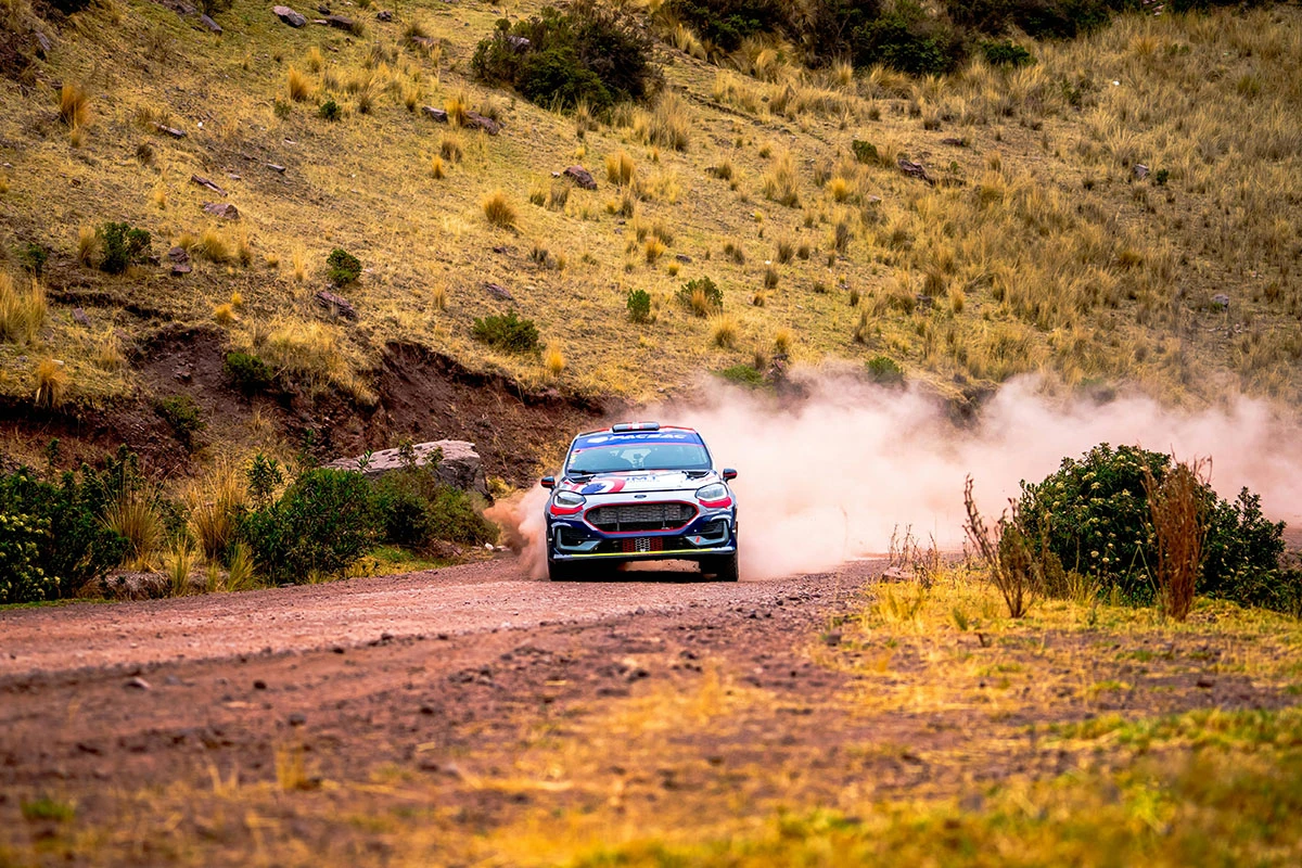 Sebuah mobil sedang melakukan reli