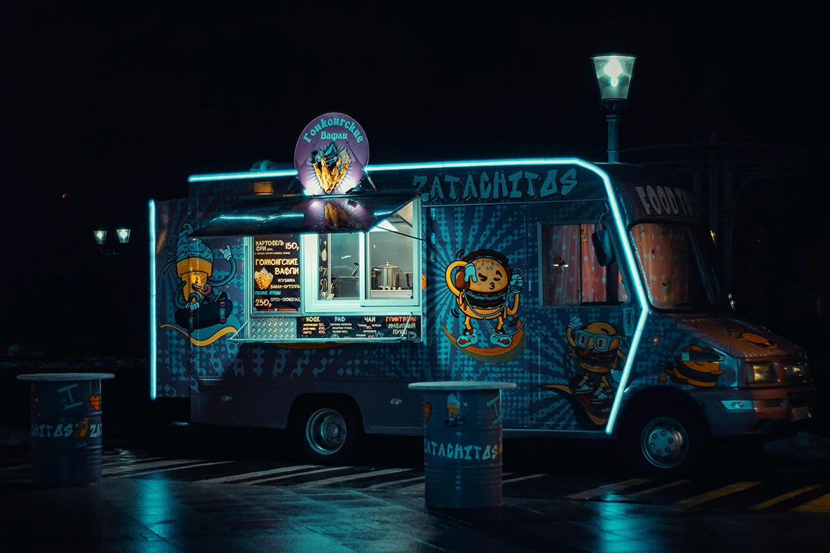 Food truck di malam hari