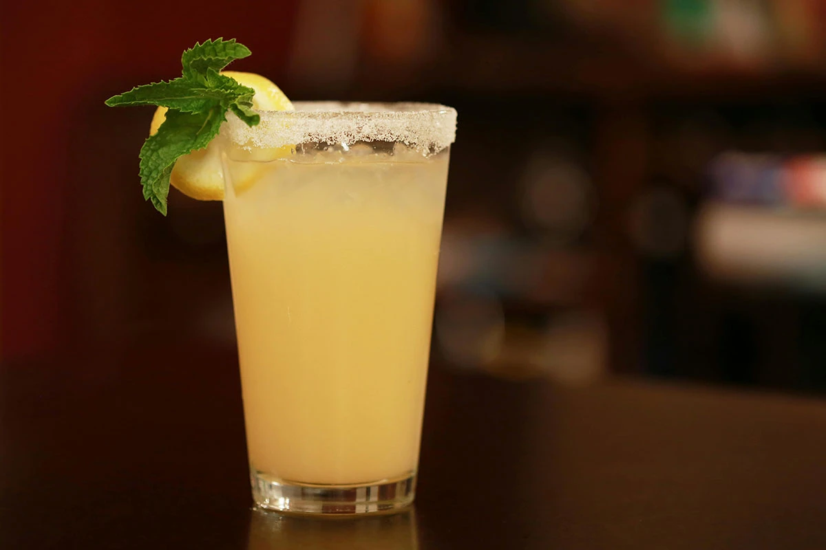 Air lemon di dalam gelas