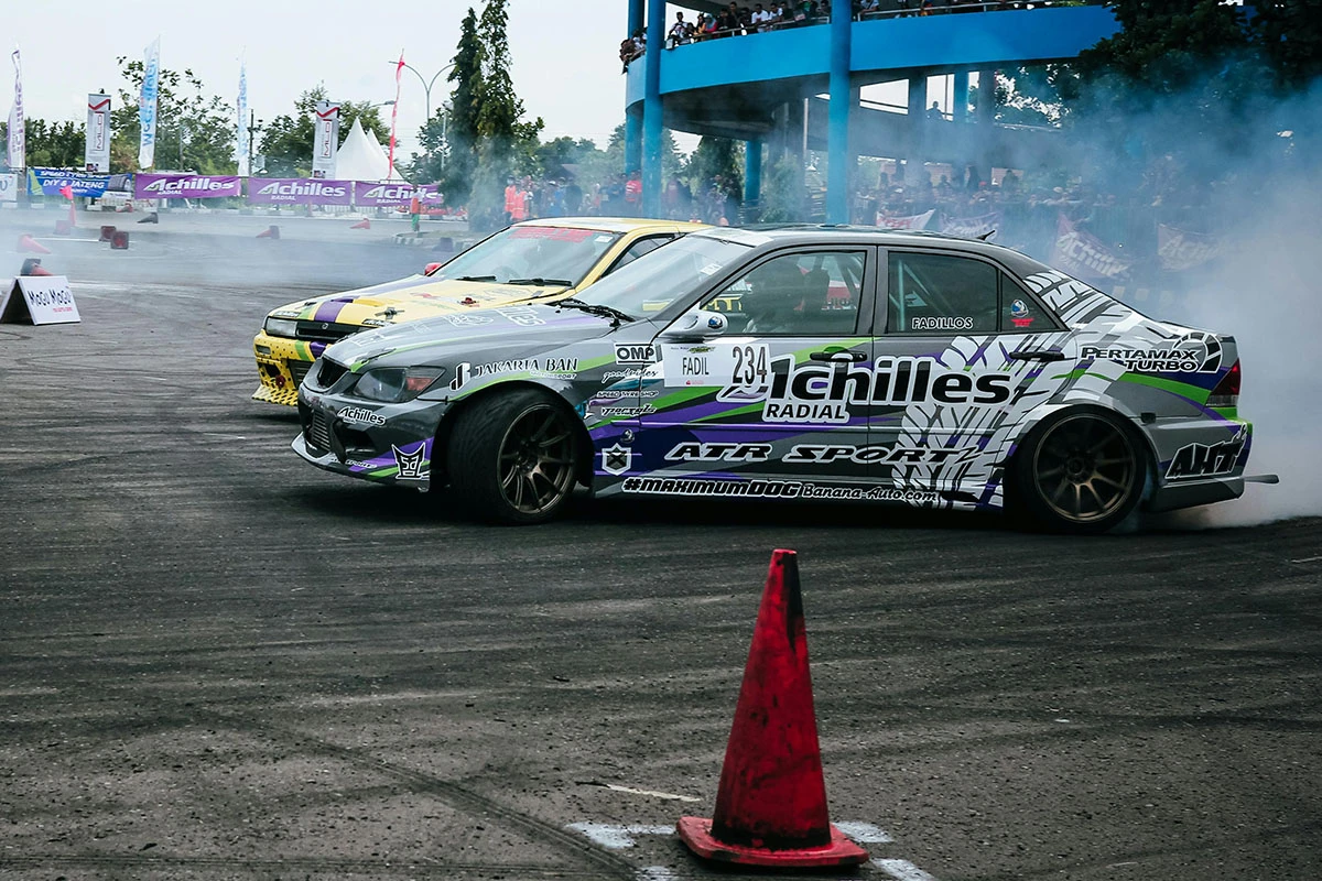 Dua mobil sedang beradu drifting