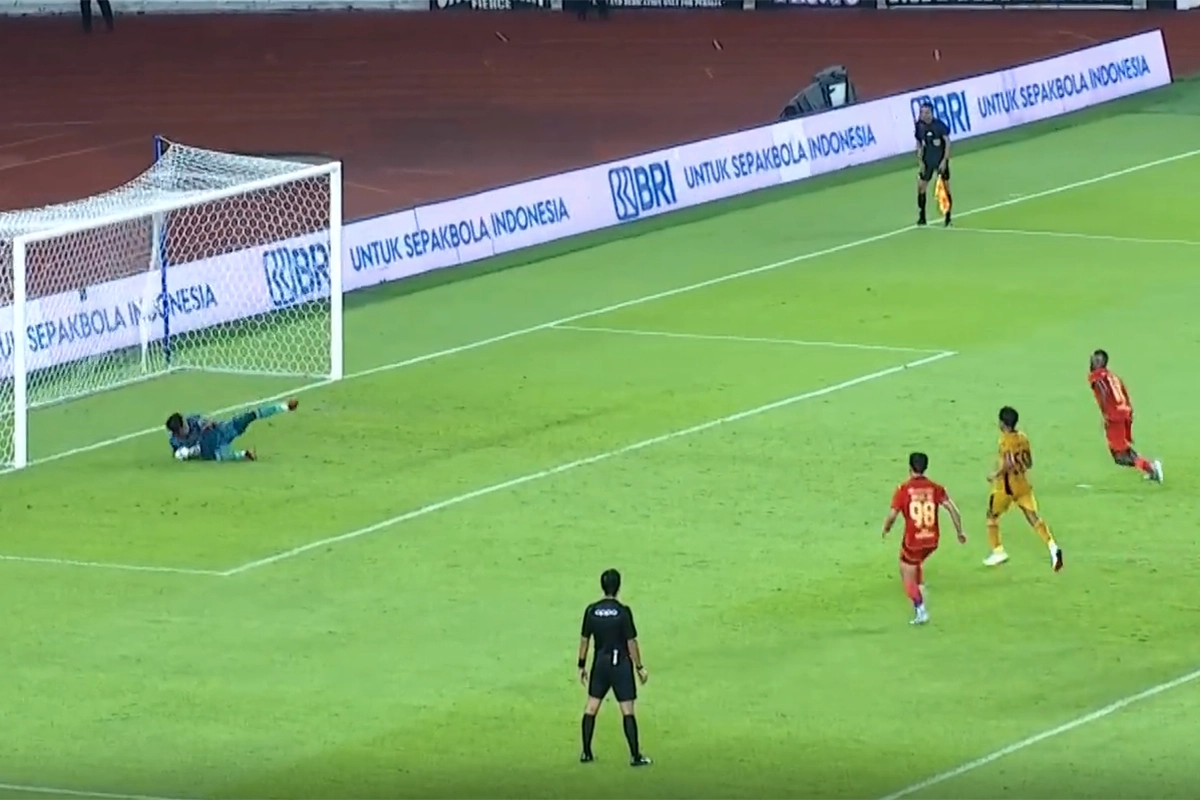 iper Bhayangkara FC Aqil Savik gagal menepis tendangan penalti Allano Lima dari Persija Jakarta dalam laga di GBK. Bola masuk ke sisi kiri gawang.