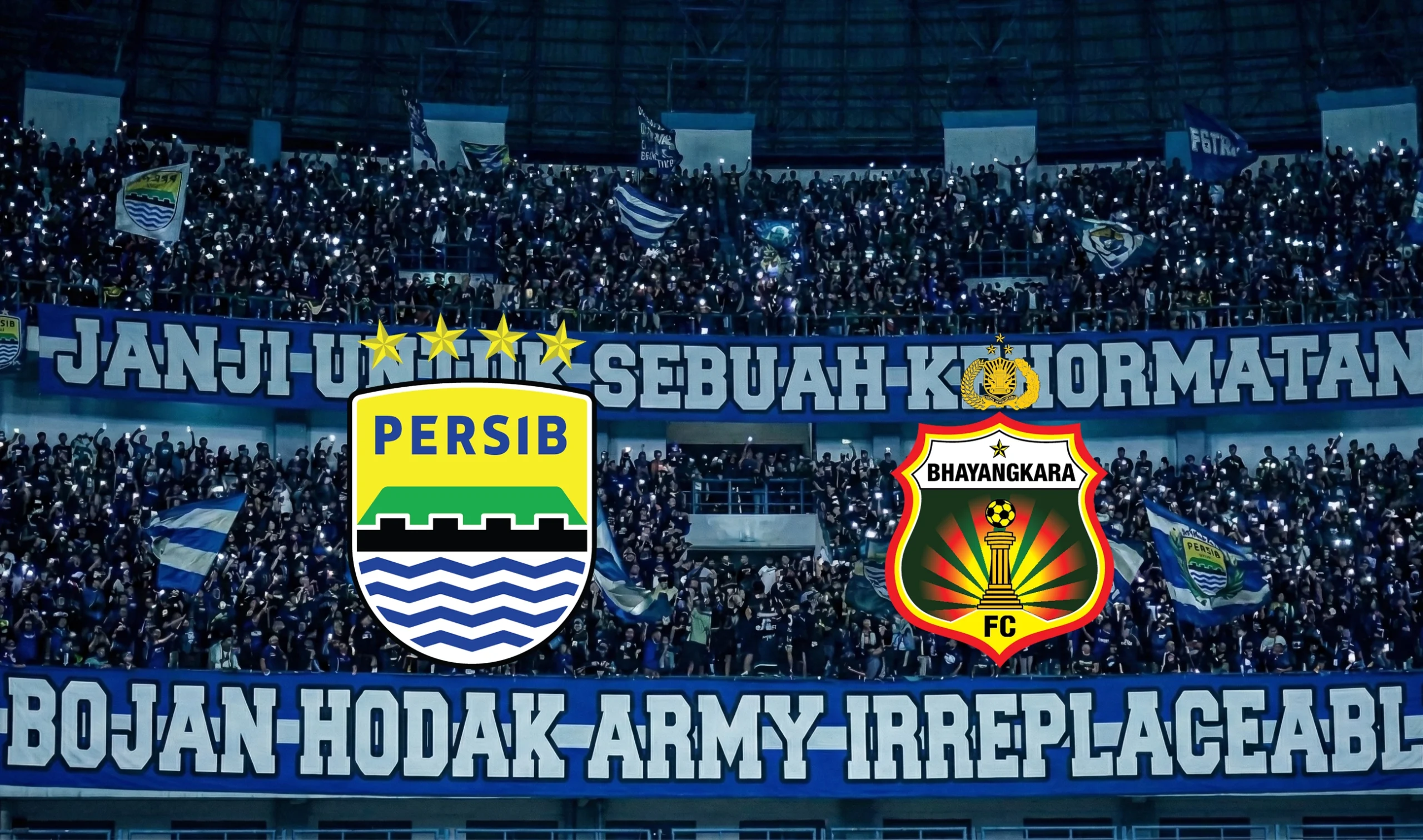 Logo Persib Bandung dan Bhayangkara FC berlatar belakang tribun yang dipenuhi suporter Bobotoh dengan spanduk "BOJAN HODAK ARMY" di Stadion Gelora Bandung Lautan Api.