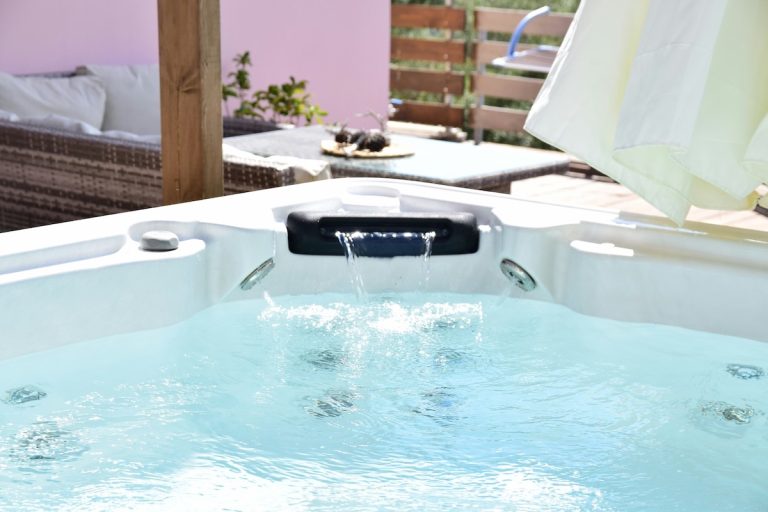 Close-up air jernih di dalam jacuzzi outdoor dengan jet air yang sedang menyala untuk terapi pemulihan otot.